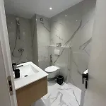 Velora Stays- Beachfront Appartamento *